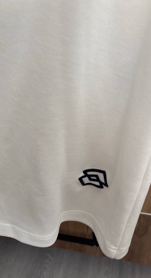 Beyaz V Yakalı Kadın Atlet - Görsel 2