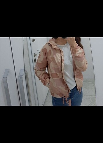 xs Beden Bershka kamuflaj yağmurluk