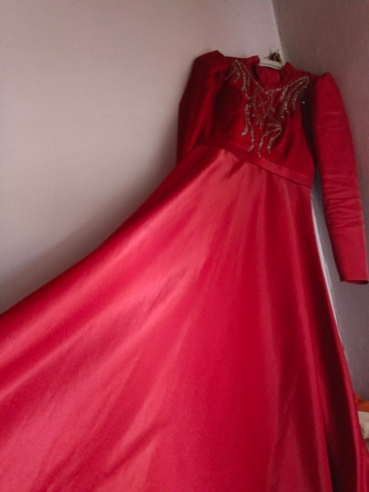 Uzun Kollu Kırmızı İşlemeli Abiye Elbise - Görsel 3