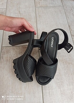 Siyah kalın topuklu sandalet