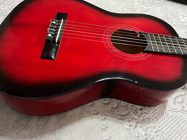 Kırmızı gitar picaldi