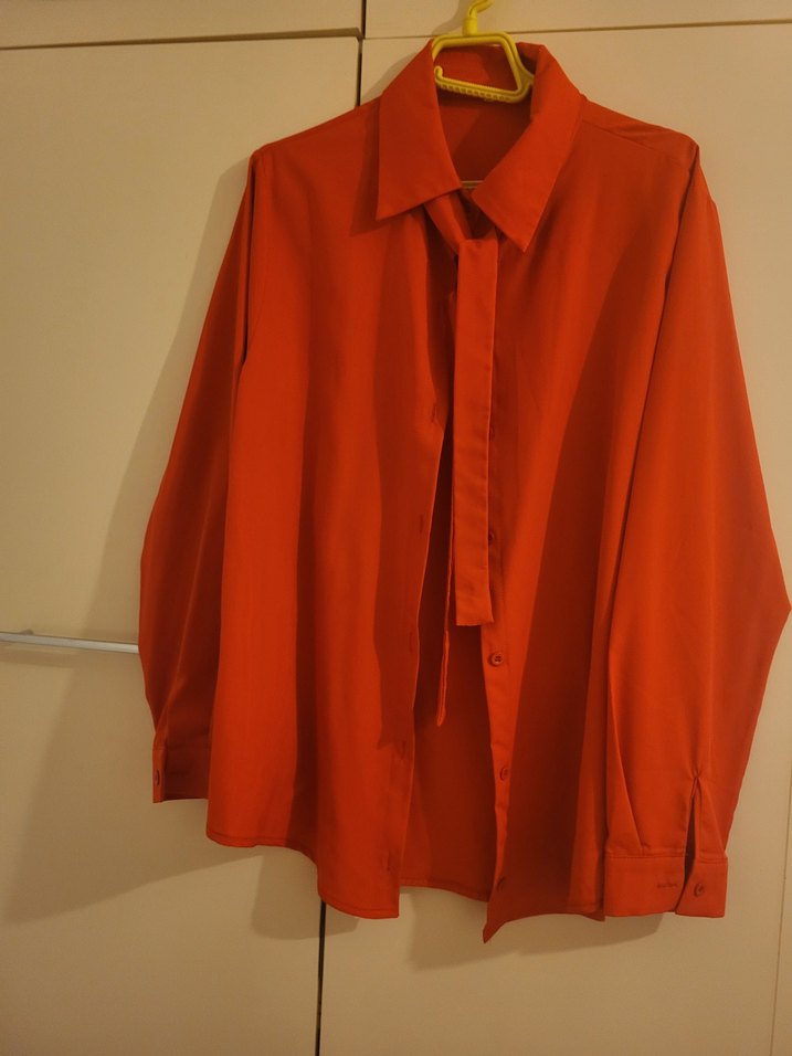 Kırmızı Düğmeli Kadın Gömlek 40.42.44 - Görsel 2