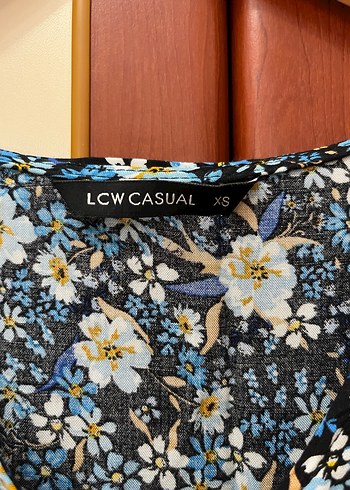 LC Waikiki Mavi Çiçekli V Yaka Kısa Kollu Mini Elbise
