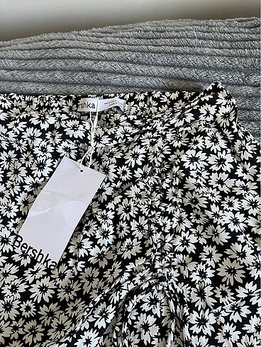 xs Beden çeşitli Renk Bershka Etiketli Yırtmaçlı Etek