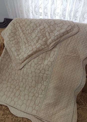 Nakışlı Parlak Beyaz Yatak Örtüsü - Görsel 2