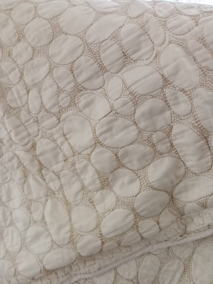 Nakışlı Parlak Beyaz Yatak Örtüsü - Görsel 3