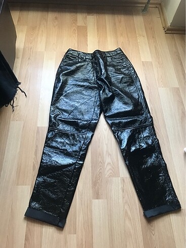 Deri görünümlü pantolon