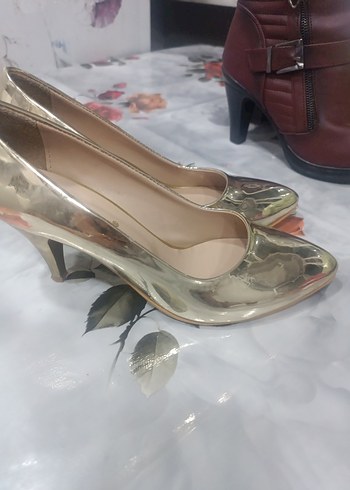Parlak Altın Stiletto Topuklu Kadın Ayakkabı - Görsel 2