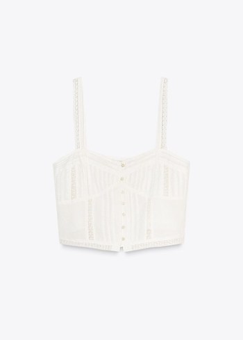 Önü düğmeli, fırfırlı ve ajurlu, ince askılı, düz yaka crop top.