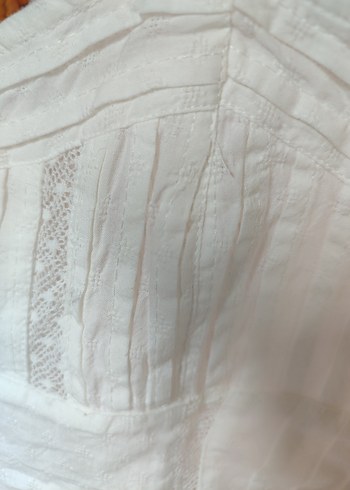 m Beden Önü düğmeli, fırfırlı ve ajurlu, ince askılı, düz yaka crop top.