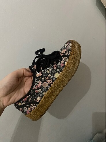 Bershka çiçekli ayakkabı