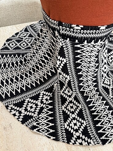 Siyah beyaz desenli etek - Görsel 3