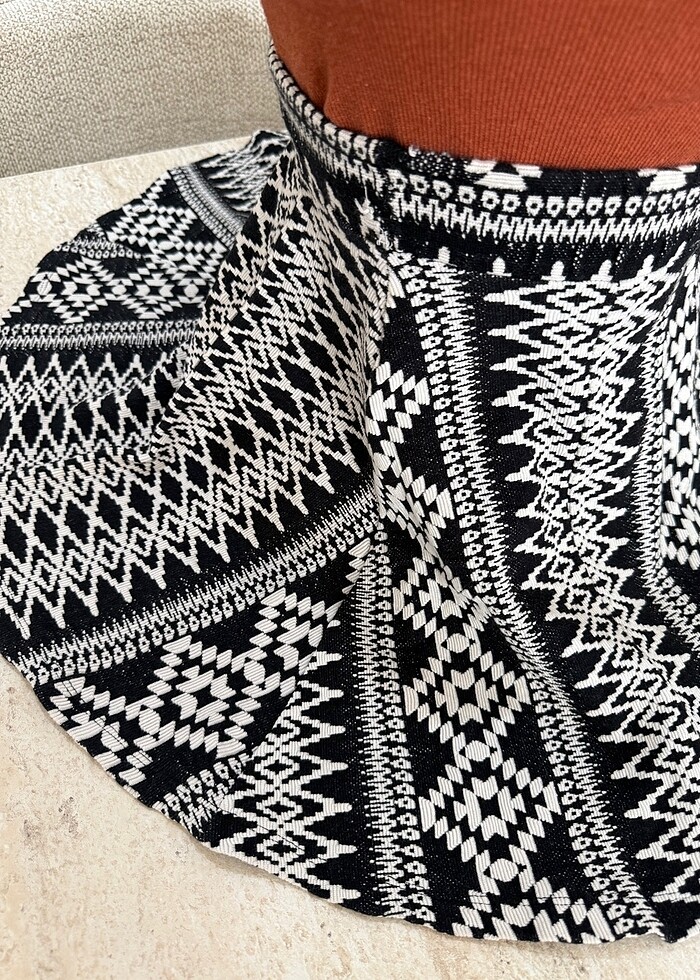Siyah beyaz desenli etek - Görsel 3