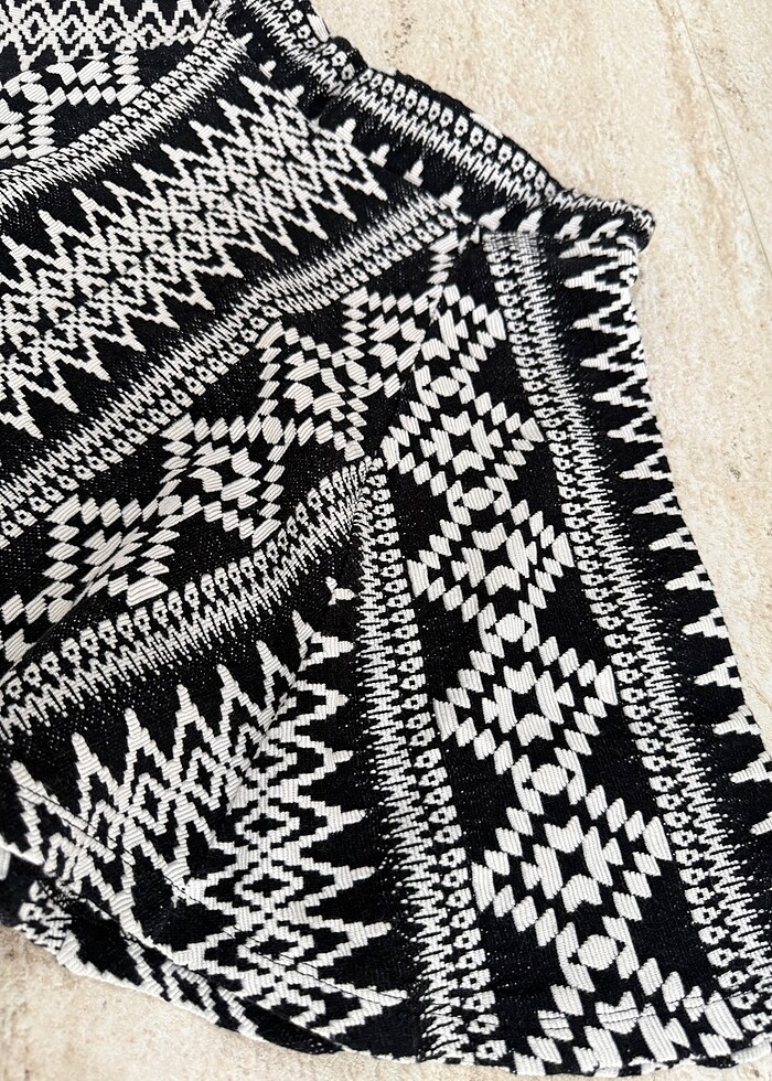 Siyah beyaz desenli etek - Görsel 4