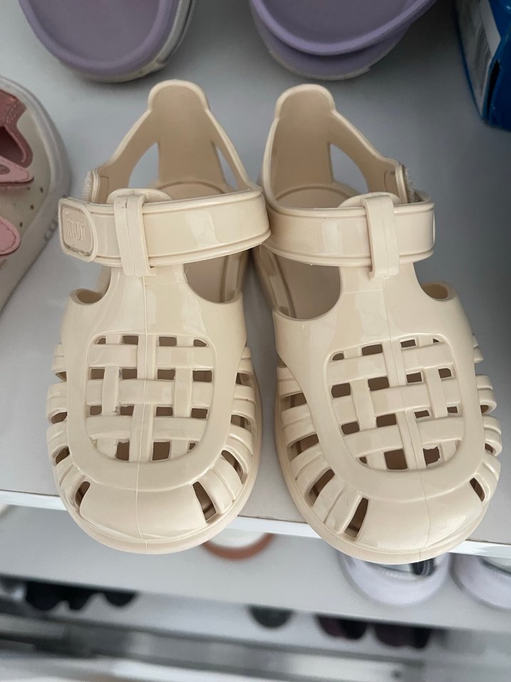 Kız Çocuk Beyaz Tokalı Terlik - Görsel 4