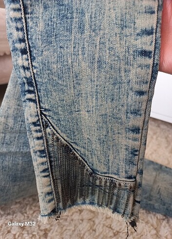 28 Beden mavi Renk Skinny Likralı yırtık ve zincir detaylı kot