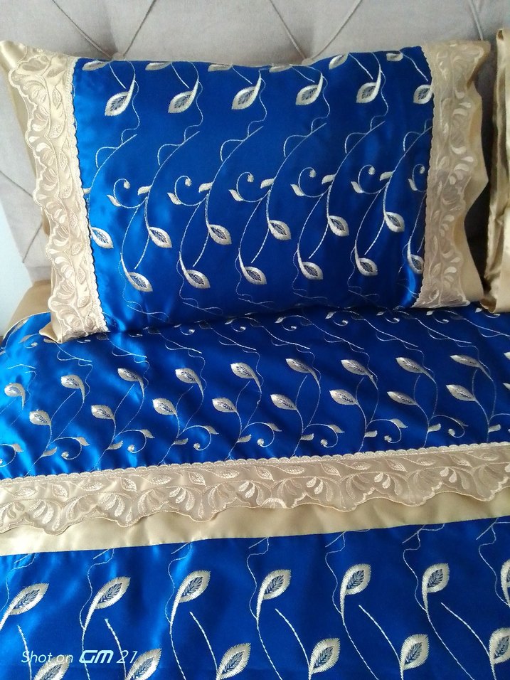 İşlemeli Parlak Mavi Yatak Örtüsü - Görsel 2