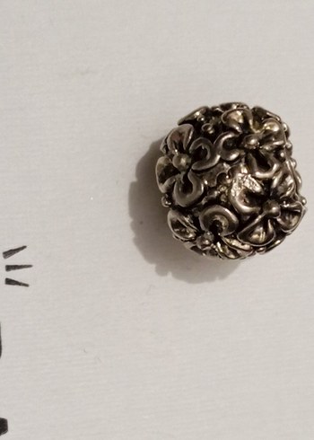 Beden Gri Çiçek Desenli Boncuk Charm