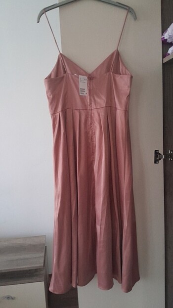 Somon rengi saten elbise - Görsel 2