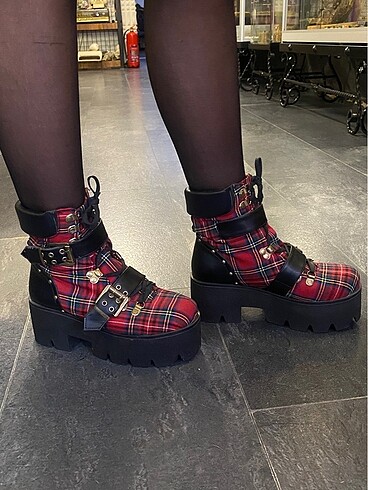 37 Beden bordo Renk Kırmızı siyah ( gotik) bot