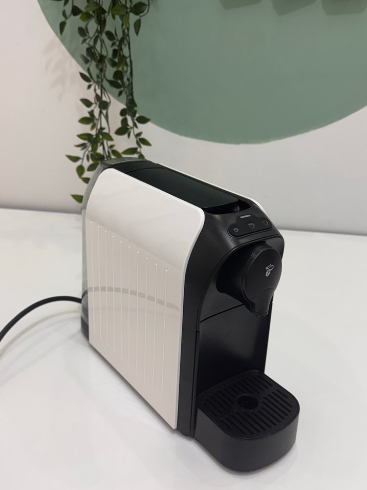 Beyaz ve Siyah Kahve Makinesi - Görsel 2