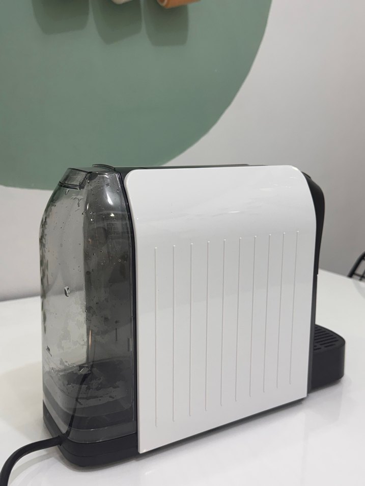 Beyaz ve Siyah Kahve Makinesi - Görsel 3