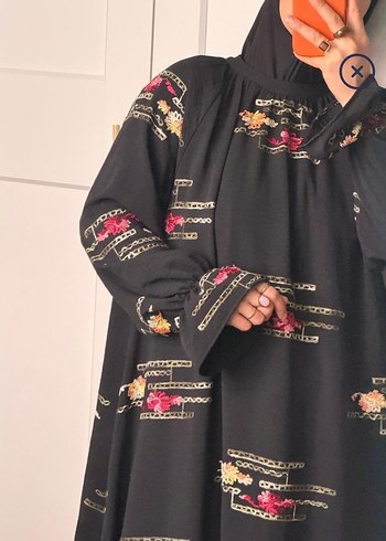 Siyah nakışlı ayrobin yaka büzgülü elbise - Görsel 2