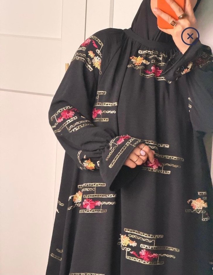 Siyah nakışlı ayrobin yaka büzgülü elbise - Görsel 2