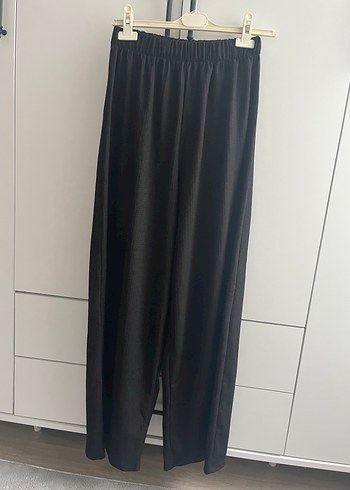 Kadın Siyah Piliseli Kumaş Pantolon ve Straplez Üst Takım - Görsel 2