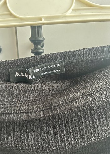 Kadın Siyah Piliseli Kumaş Pantolon ve Straplez Üst Takım - Görsel 4