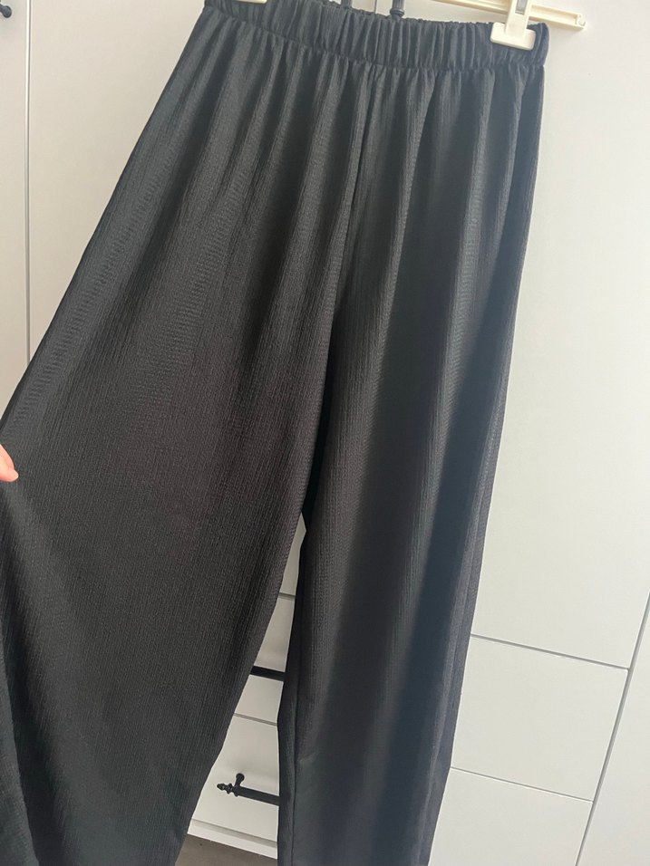 Kadın Siyah Piliseli Kumaş Pantolon ve Straplez Üst Takım - Görsel 3