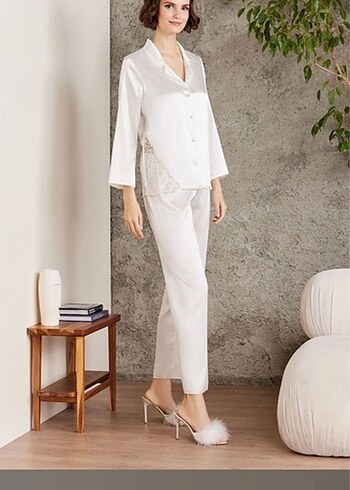 Dantel Detaylı Beyaz Uzun Kollu Saten Pijama Takımı