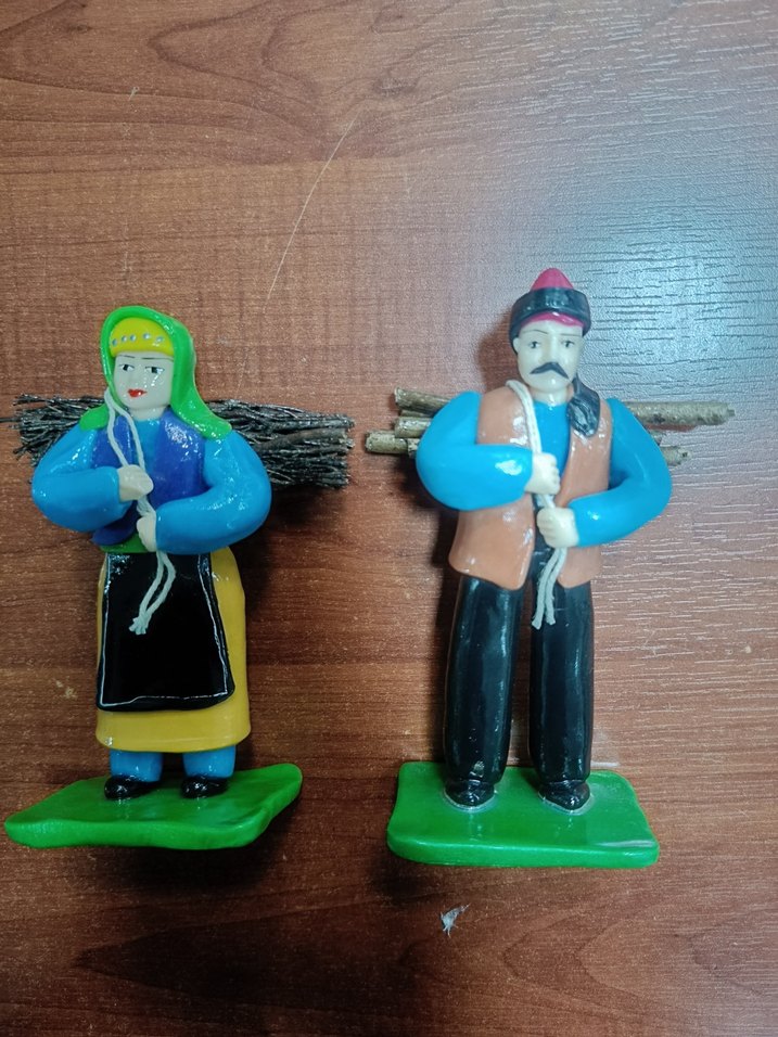 Renkli Geleneksel Çiftçi Figürleri - Görsel 3