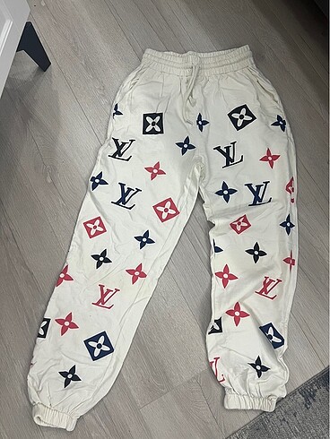 Beyaz Louis vuitton eşortman