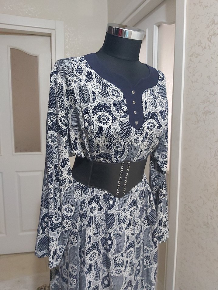 Gri ve Lacivert Tonlarda Tesettür Elbise - Görsel 3