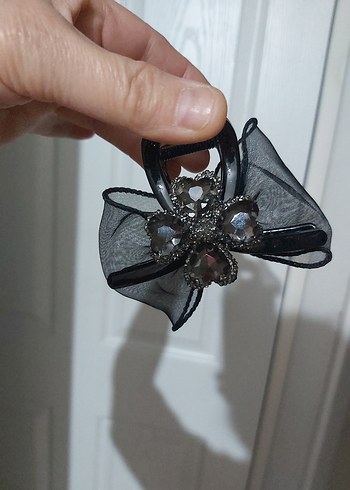 Siyah Fiyonk Detaylı Pırıltılı Gotik Saç Aksesuarı - Görsel 4
