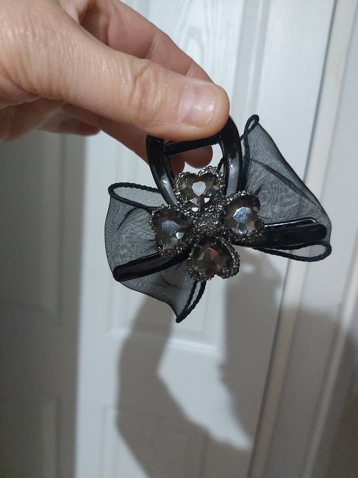 Siyah Fiyonk Detaylı Pırıltılı Gotik Saç Aksesuarı - Görsel 4