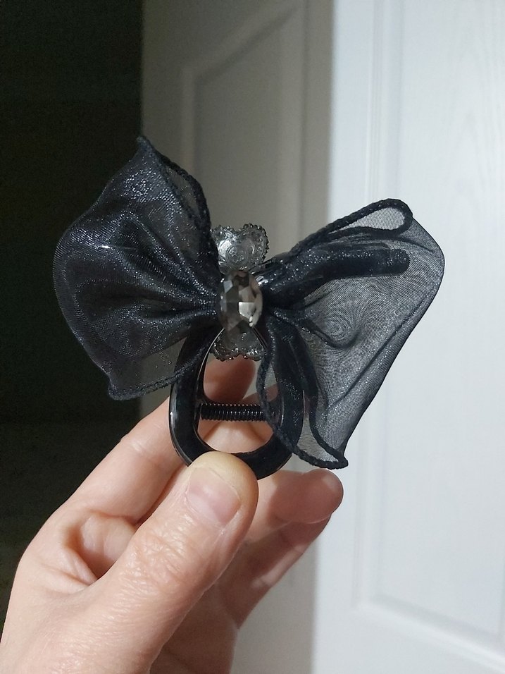 Siyah Fiyonk Detaylı Pırıltılı Gotik Saç Aksesuarı - Görsel 5