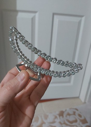 Parlak Taş Detaylı Gümüş Rengi Çelik Kelebek Saç Tokası - Görsel 4