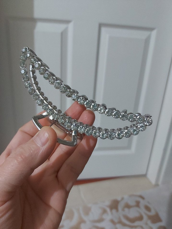 Parlak Taş Detaylı Gümüş Rengi Çelik Kelebek Saç Tokası - Görsel 4