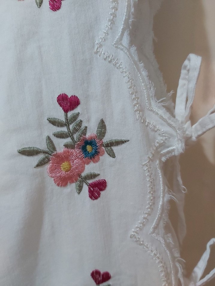 Romantik Çiçekli Beyaz Kot Pantolon — görsel 3/6