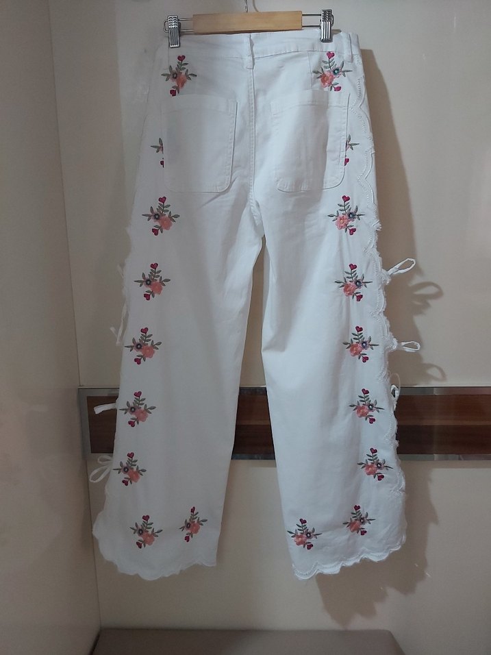 Romantik Çiçekli Beyaz Kot Pantolon — görsel 5/6