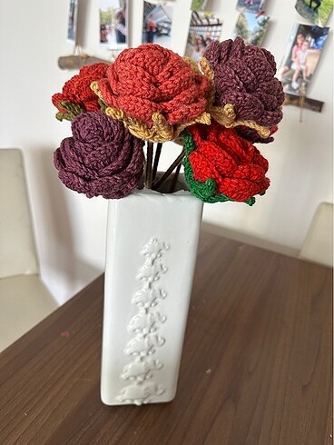 El örgüsü taç yapraklı iri güller - Görsel 2