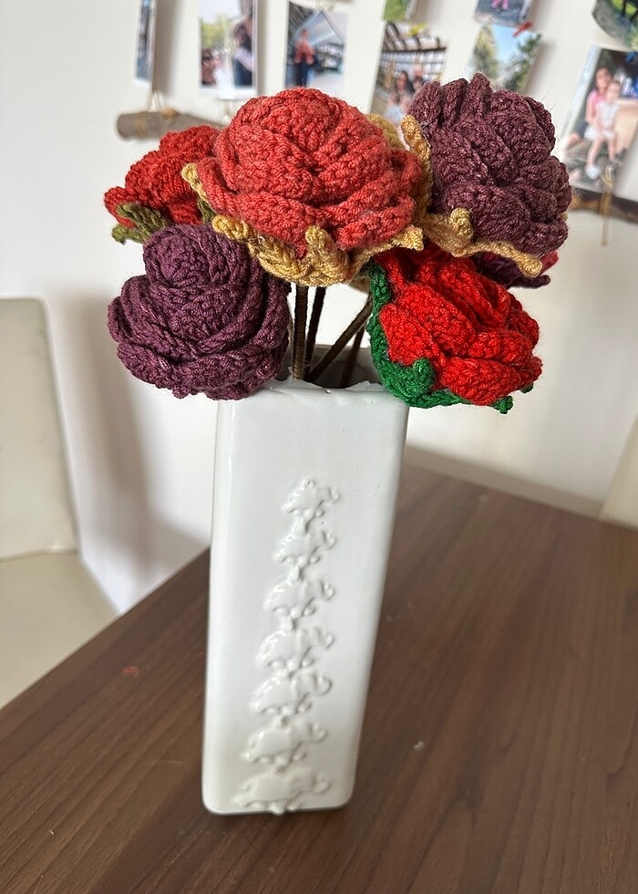 El örgüsü taç yapraklı iri güller - Görsel 2