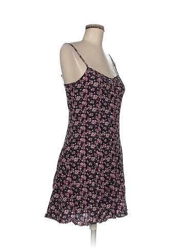 H&M H&M Kısa Elbise %70 İndirimli.