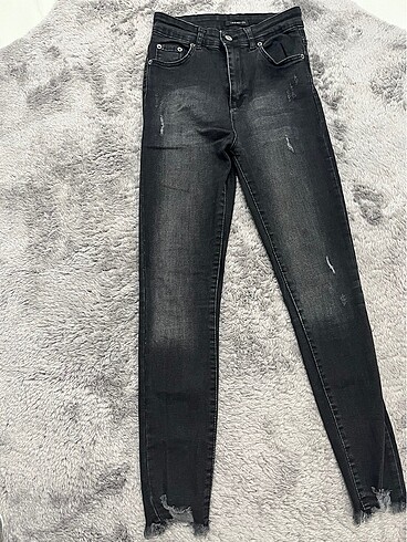Yırtık paça eskitme detaylı jean 36 beden