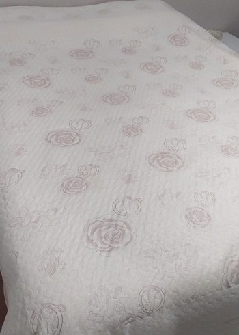 Krem Pastel Desenli Yatak Örtüsü bikac defa serildi   sıfır gibi - Görsel 3