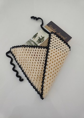 Nakışlı Beyaz Üçgen Bandana