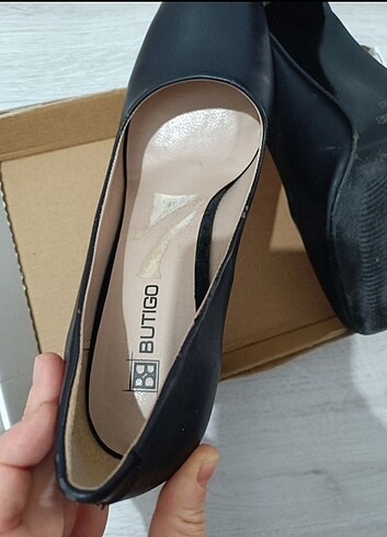 Butigo Az kullanılmış topuklu siyah ayakkabı