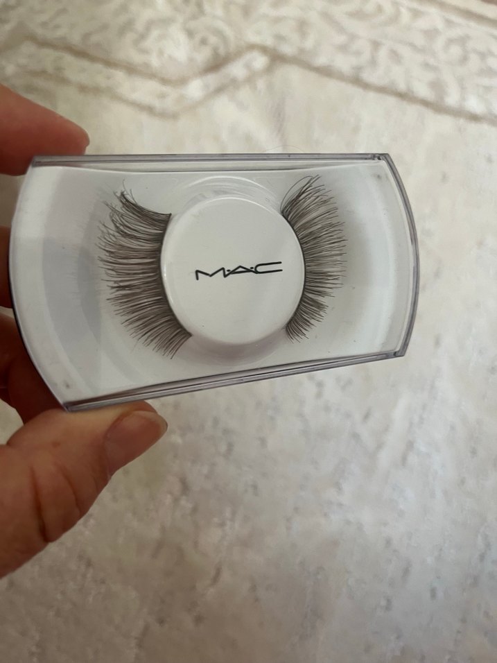 MAC Gri Tonlu Takma Kirpik - Görsel 2